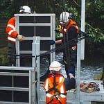 Installing a penstock sluice structure in a flooded river 10c_0914