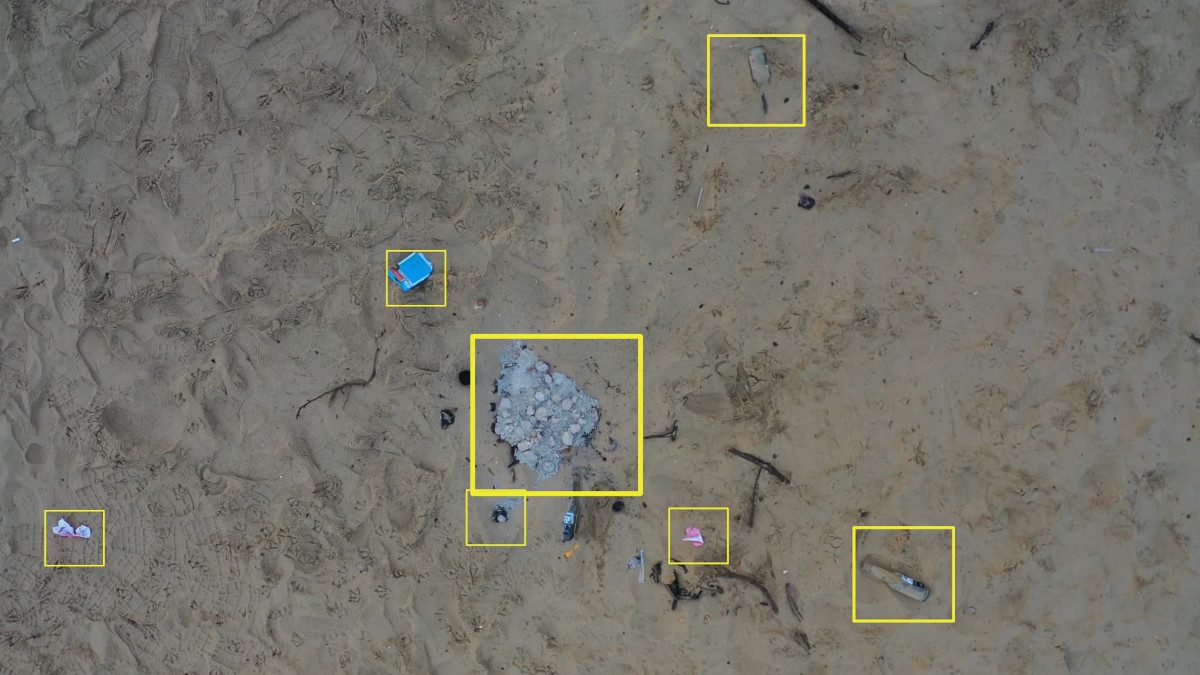 Drone-image-identifying-litter-on-the-beach