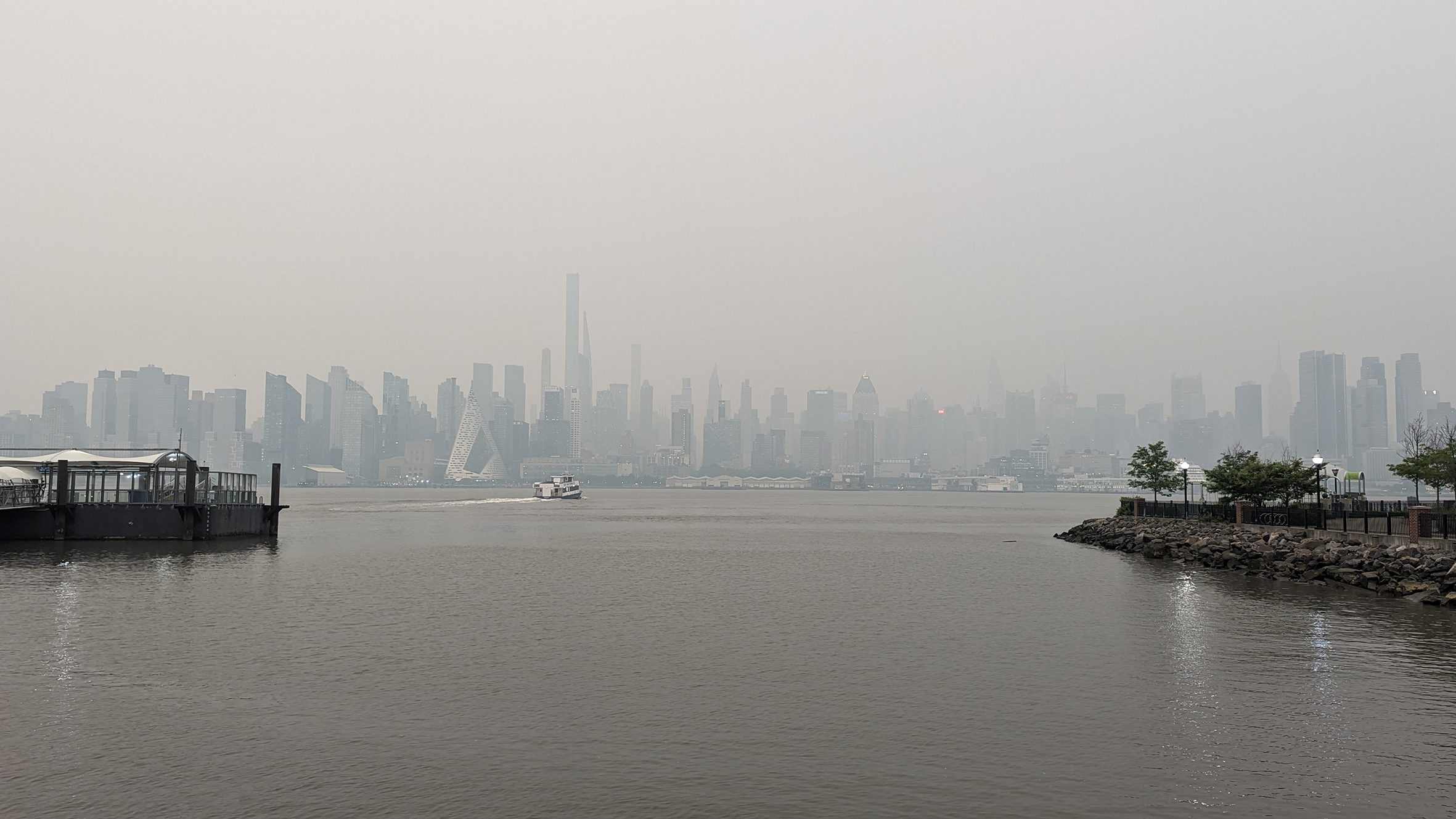 New-York-skyline-smoky-haze-6-june-2023