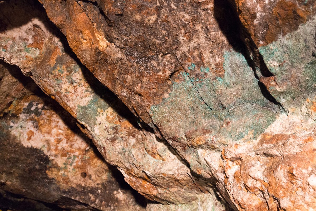 Minerale di rame e pietre in una miniera