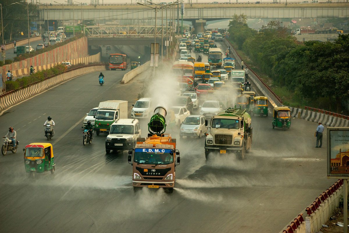 Il camion municipale di Nuova Delhi spruzza acqua
