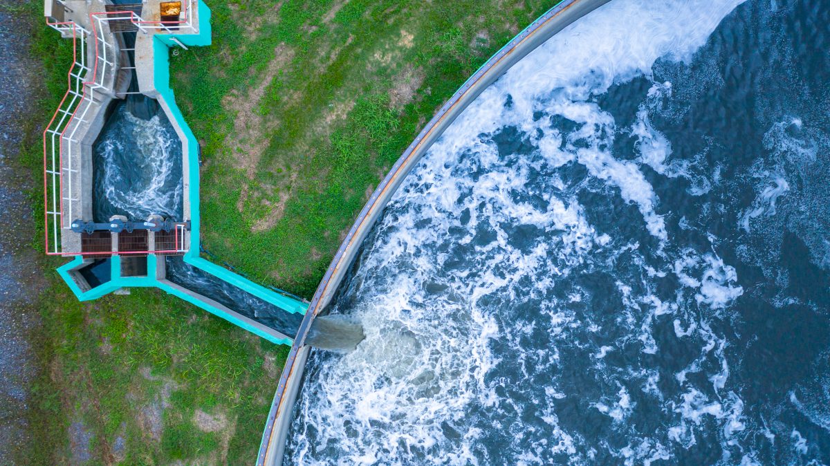 vista aerea del serbatoio per il trattamento dell'acqua con le acque reflue