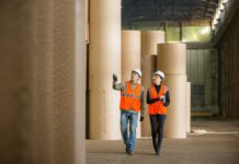 Generating electricity using low-grade heat recovered from lignin-derived membranes